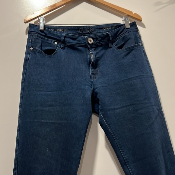 DL 1961 Coco Curvy Straight Stretch Jeans, Women’s Size 30, Inseam 32 - Picture 4 of 10